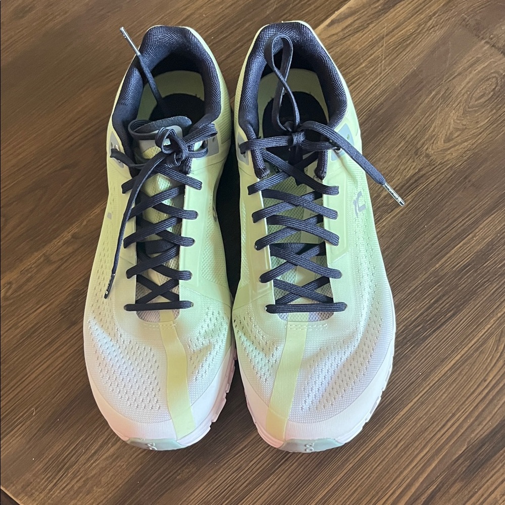 On Cloudflow 3 - Women Size 9 - Picture 3 of 5